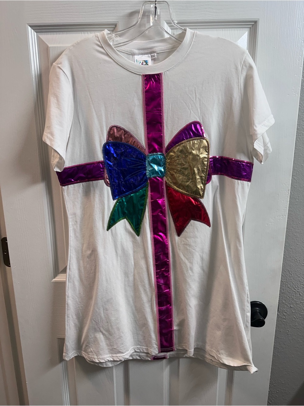 Queen of Sparkles White Metallic Present Bow Tee XS Short Sleeve Statement Shirt
